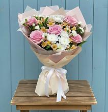 Букет цветов из:  Гвоздики, Орхидеи и Розы в Новое Девяткино