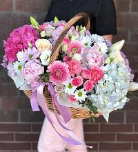 Композиция солнечный день в Новое Девяткино Цветочная композиция из Розы, Хризантемы, Пионы и Лизиантусы в корзине в Новое Девяткино