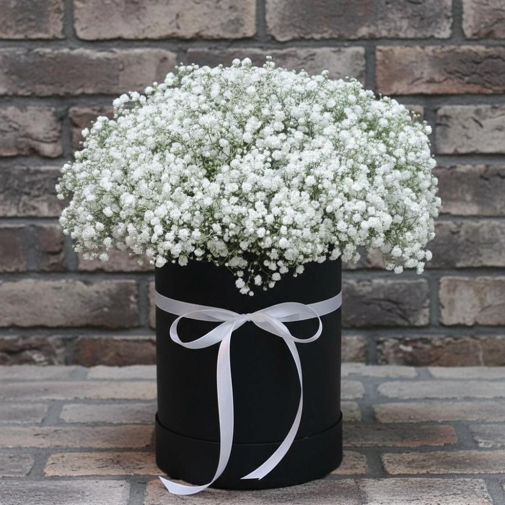 Цветочная композиция из Гипсофила в шляпной коробке в Новое Девяткино