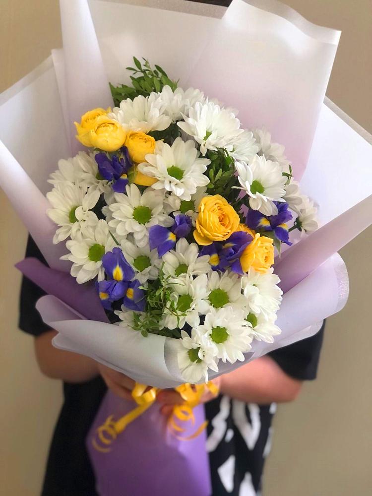 Букет цветов из: Ирисы, Хризантемы и Розы в Новое Девяткино