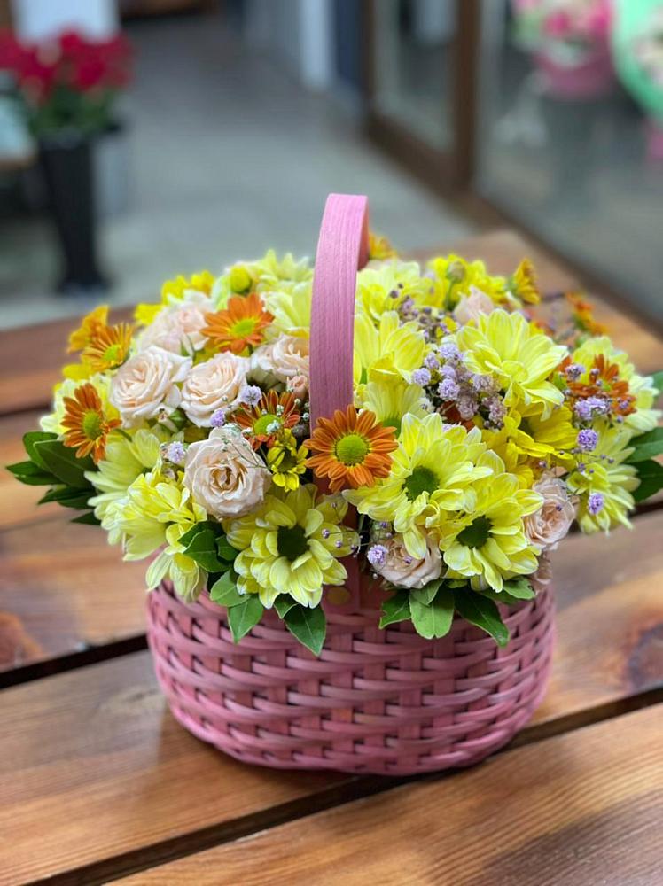 Цветочная композиция из Хризантемы и Розы в корзине в Новое Девяткино