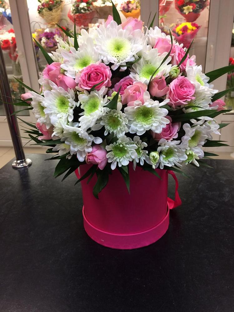 Цветочная композиция из Розы и Хризантемы в шляпной коробке в Новое Девяткино