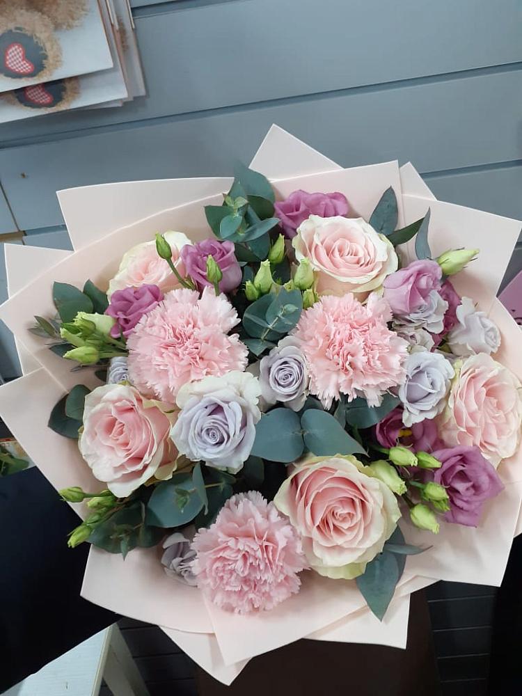 Букет цветов из: Розы, Гвоздики и Лизиантусы в Новое Девяткино